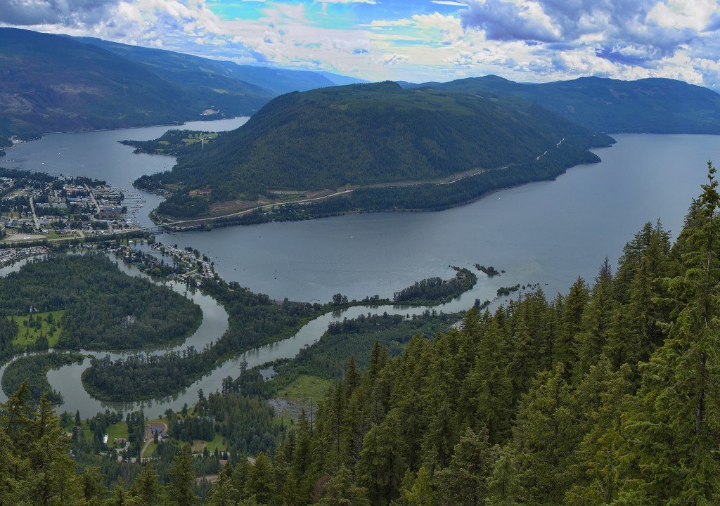 Houseboats on Shuswap Lake near Sicamous